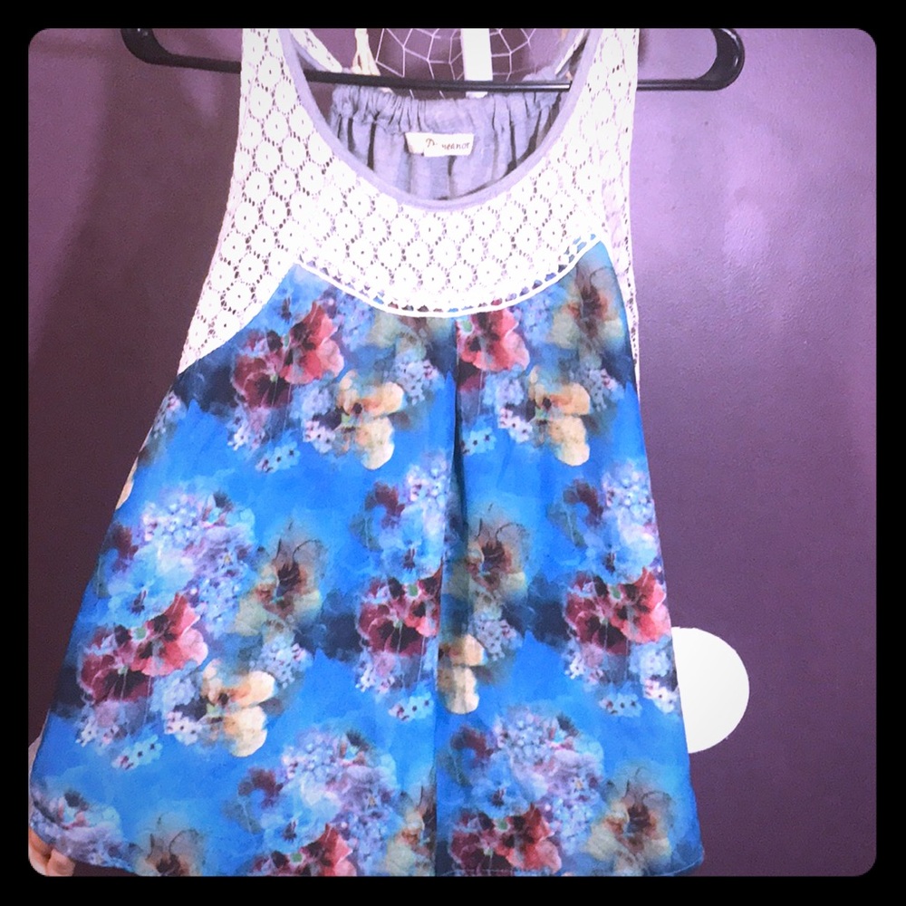 Sleeveless flowery top!